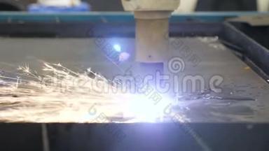切割钣金。 流程自动化。 铁制品的自动工作。 斯帕克斯。